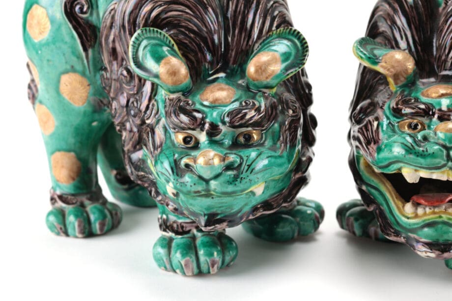 Paar Japanse Kutani foo dogs – 19e eeuw – groen en goud glazuur – Vergulde Kat