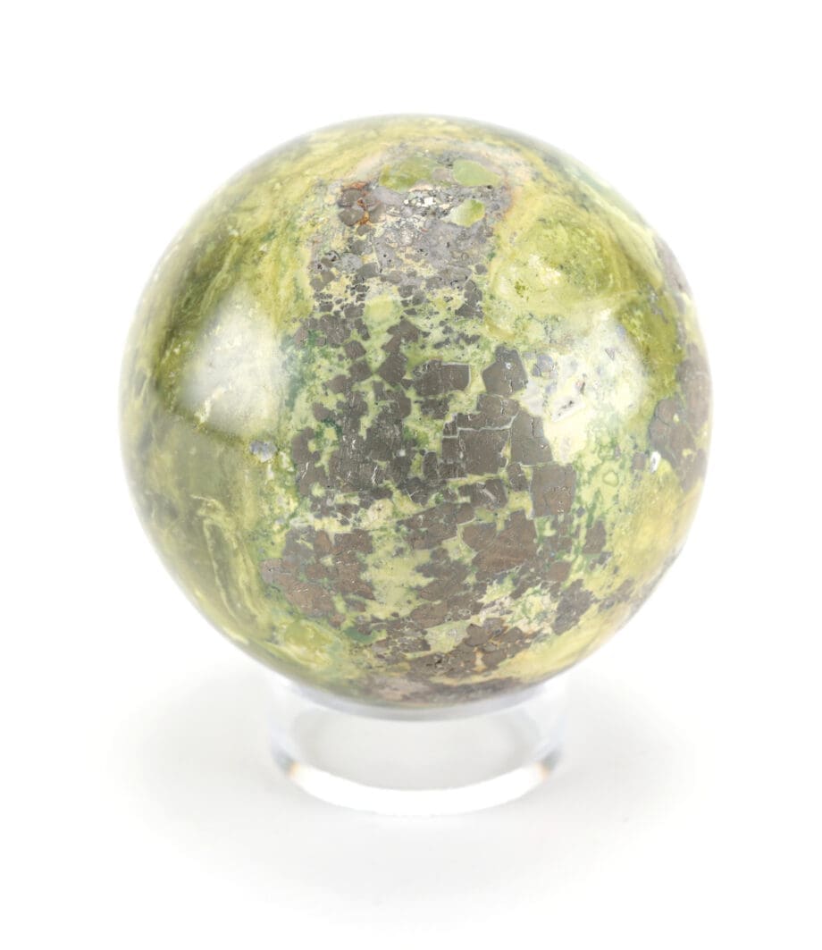 Groene Jaspis bol met Pyriet (862 gram, 9 cm) – Wunderkammer mineraal – Vergulde Kat