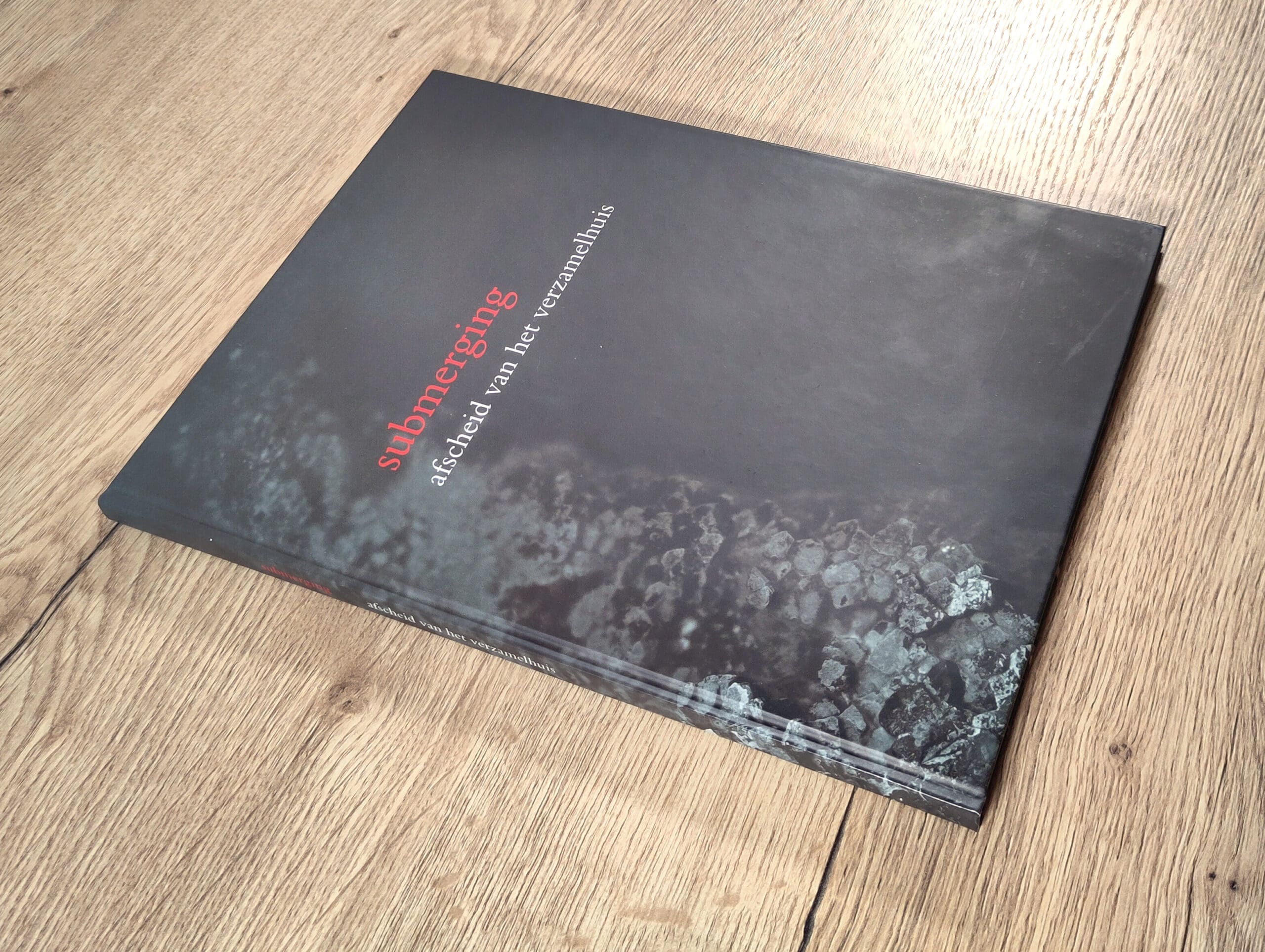 Submerging – afscheid van het verzamelhuis – ISBN 9789490673253 – hardcover – detailfoto