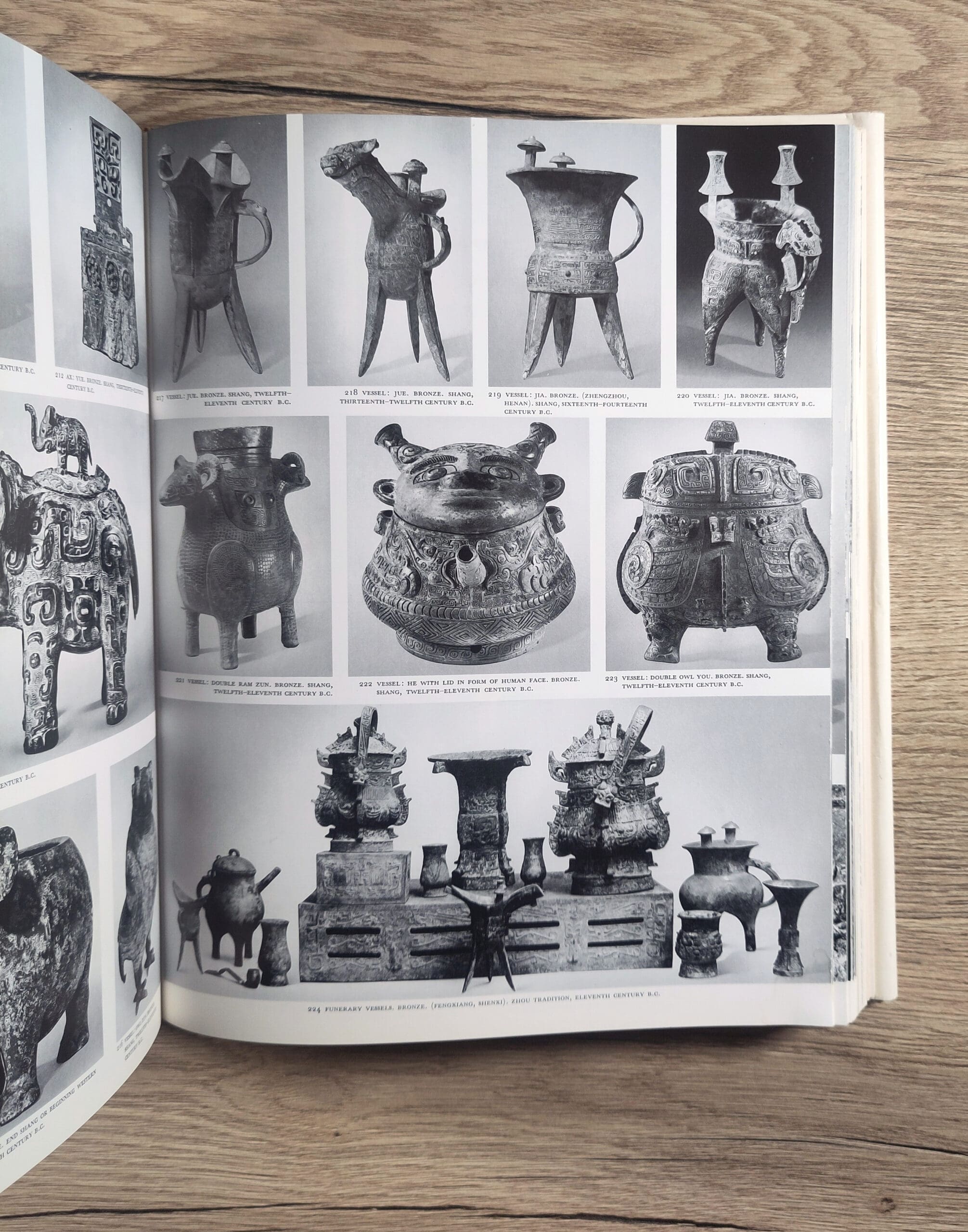 Art of Dynastic China - William Watson (1981) hardcover ISBN 9780810906273 - detail photo