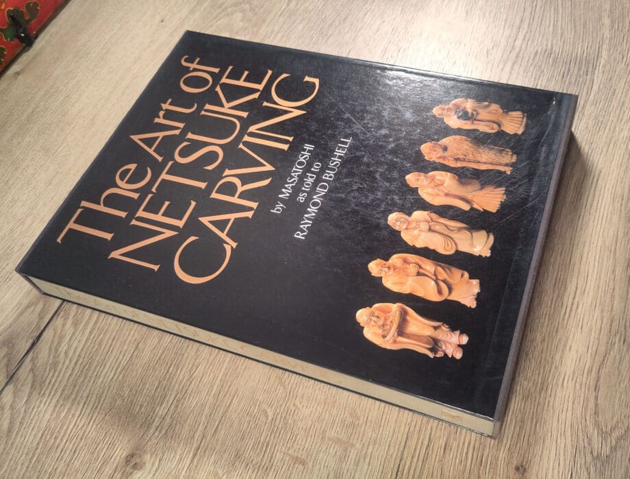 The Art of Netsuke Carving - Masatoshi & Raymond Bushell (1981) hardcover ISBN 9780870114809 - Vergulde Kat