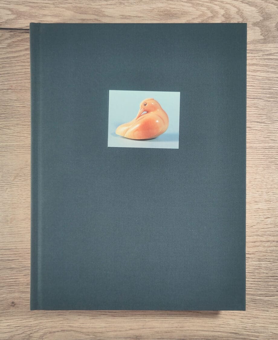 The Art of Netsuke Carving - Masatoshi & Raymond Bushell (1981) hardcover ISBN 9780870114809 - Vergulde Kat