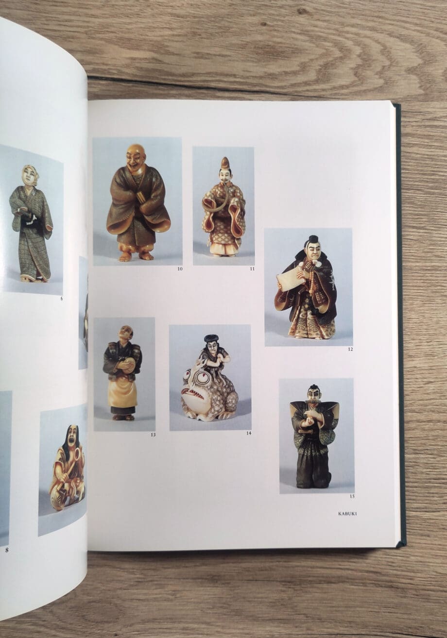 The Art of Netsuke Carving - Masatoshi & Raymond Bushell (1981) hardcover ISBN 9780870114809 - Vergulde Kat