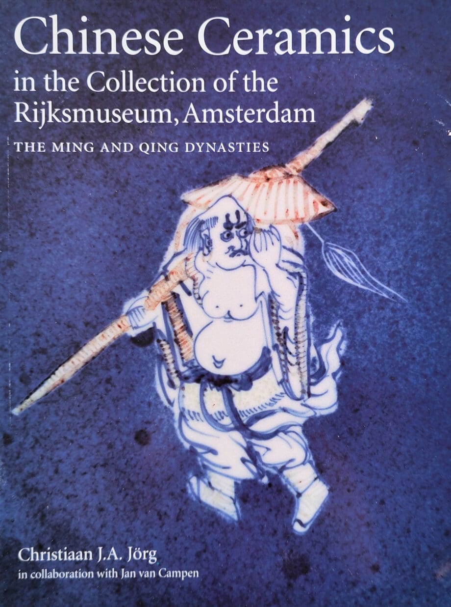 Cerámica china en la colección del Rijksmuseum de Ámsterdam – Jörg & Van Campen (1997), edición en rústica, ISBN 9789071450136 – Vergulde Kat