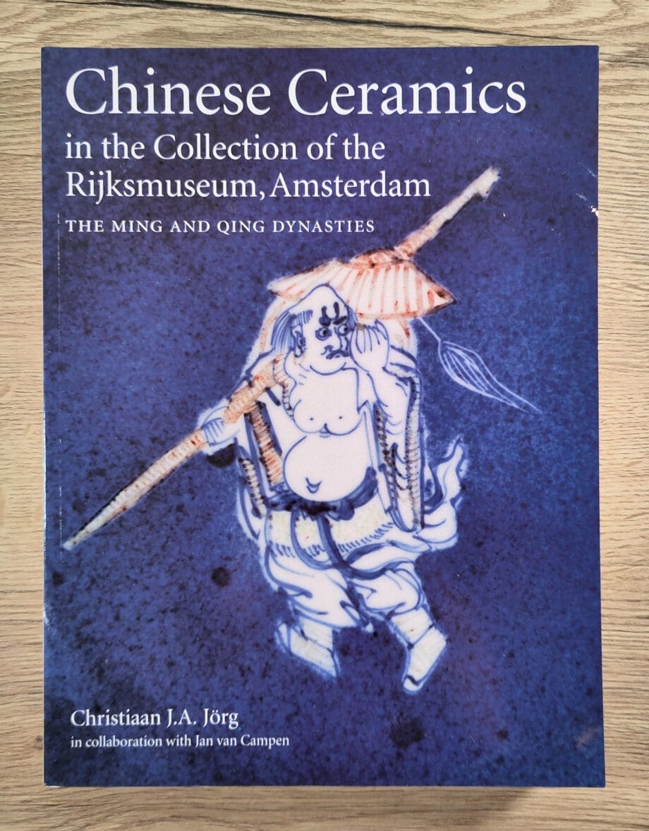 Cerámica china en la colección del Rijksmuseum de Ámsterdam – Jörg & Van Campen (1997), edición en rústica, ISBN 9789071450136 – Vergulde Kat