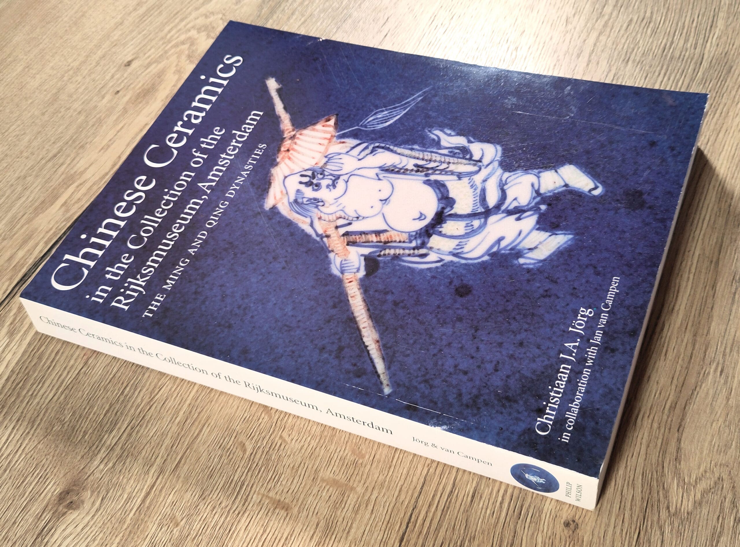 Cerámica china en la colección del Rijksmuseum de Ámsterdam – Jörg & Van Campen (1997) rústica ISBN 9789071450136 – fotografía de detalle