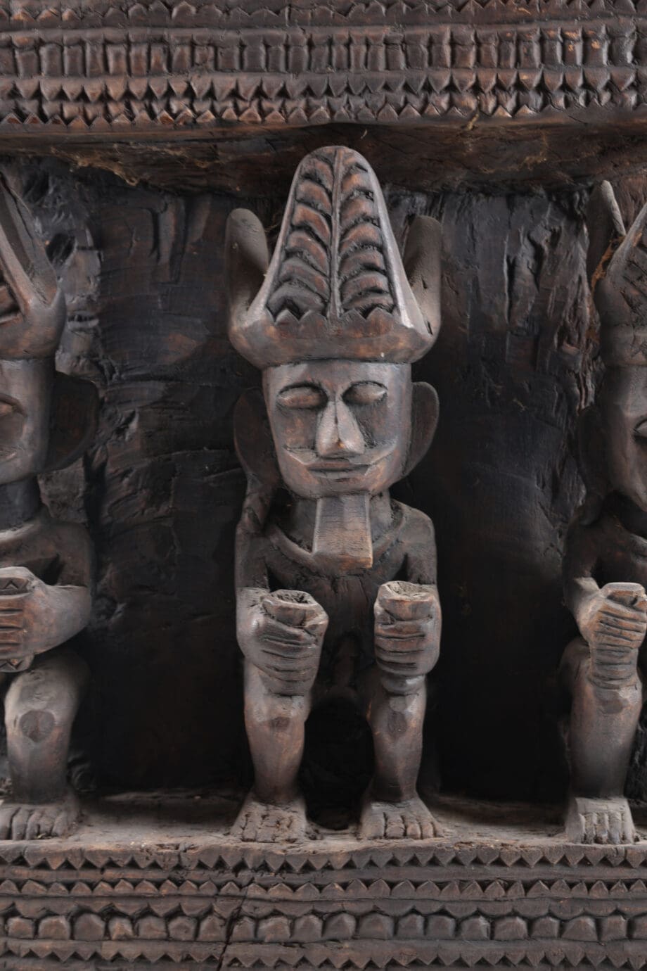 Monumental Nias panel with ancestor statues - Indonesia - Vergulde Kat