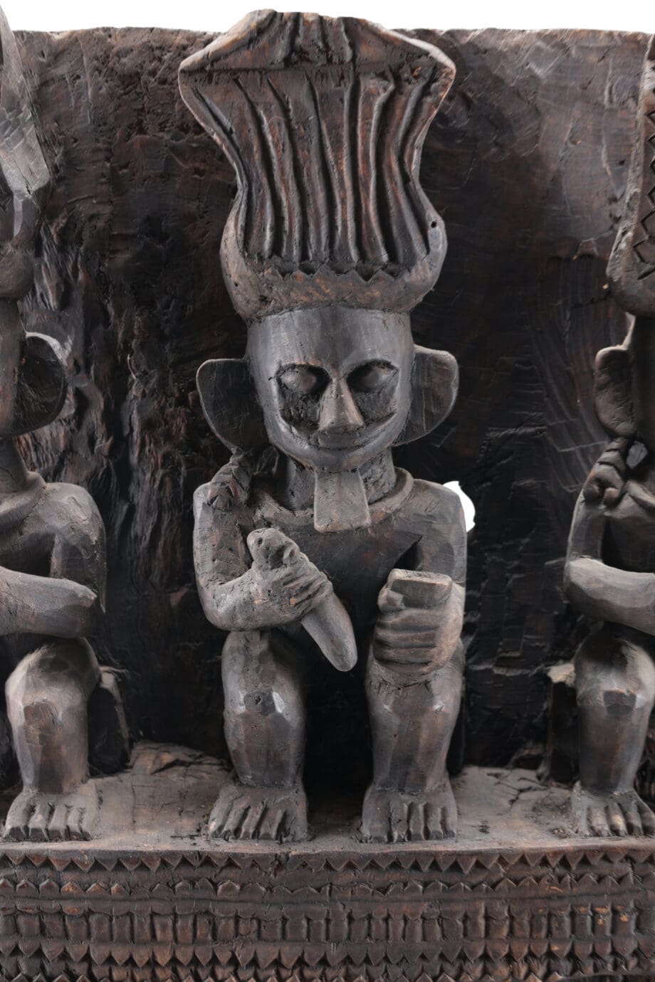 Monumental Nias panel with ancestor statues - Indonesia - Vergulde Kat
