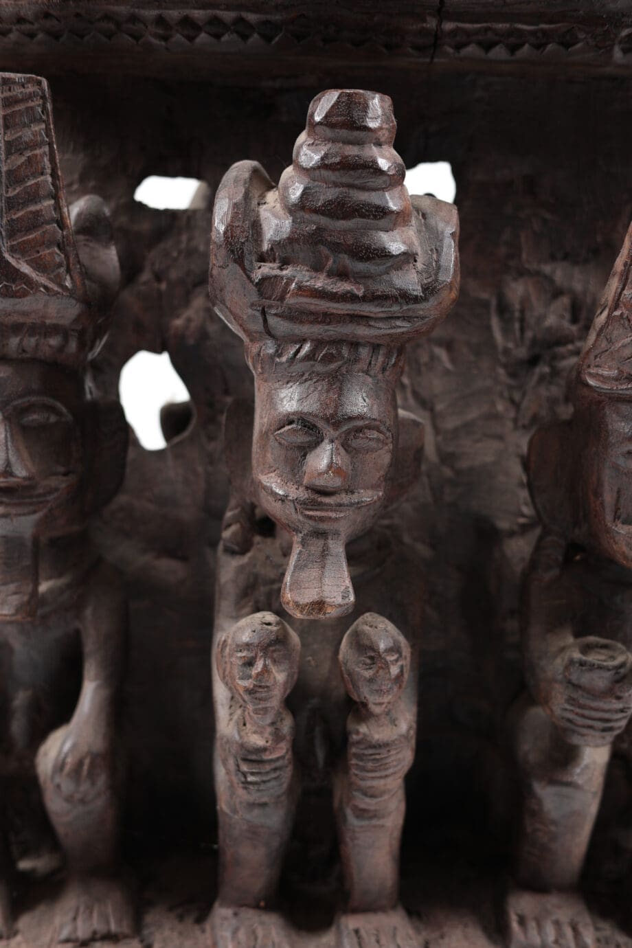Monumental Nias panel with ancestor statues - Indonesia - Vergulde Kat