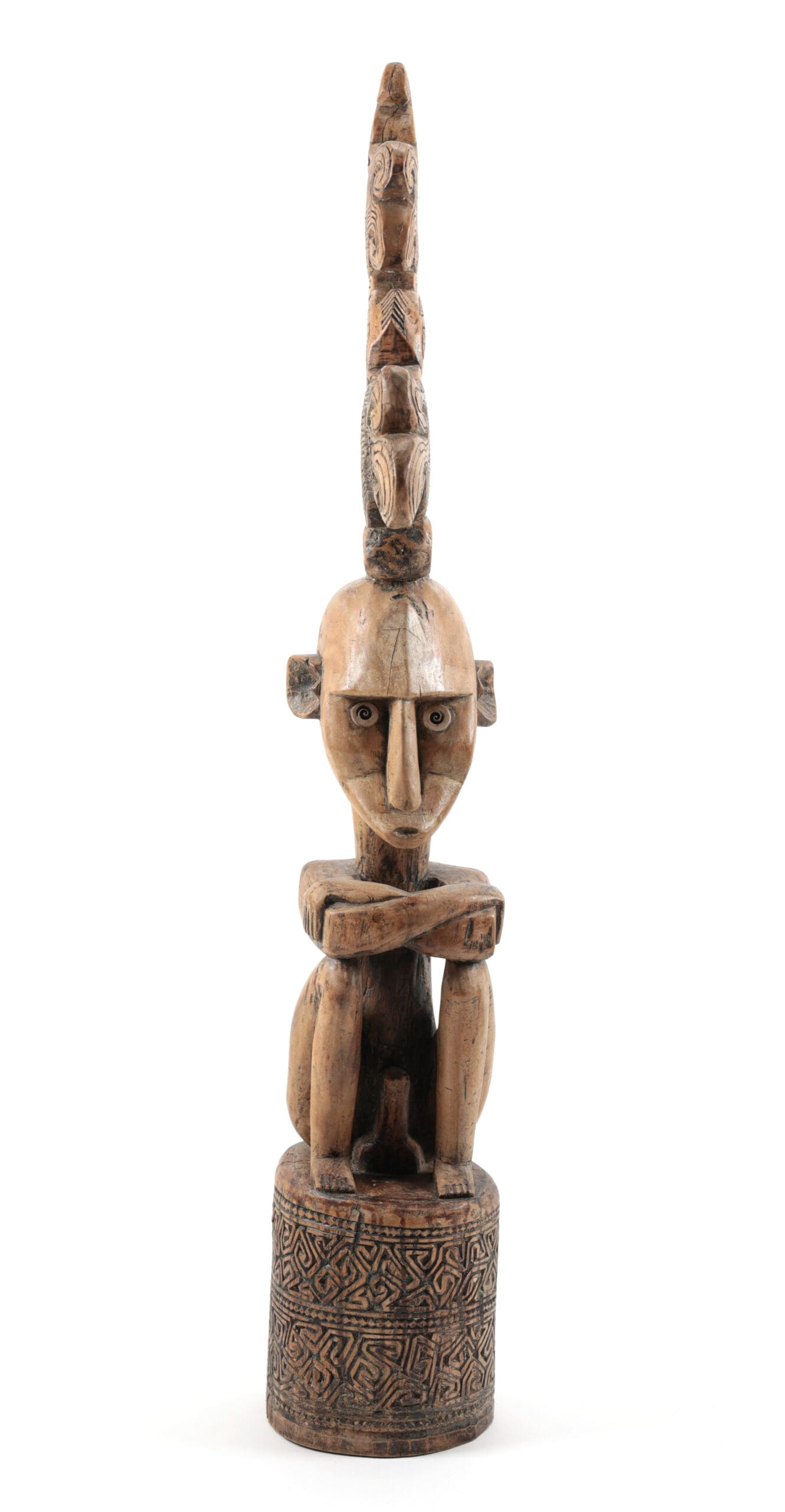 Voorouderbeeld Molukken met vogelkroon – houten voorouderbeeld Indonesië, missionariscollectie – detailfoto