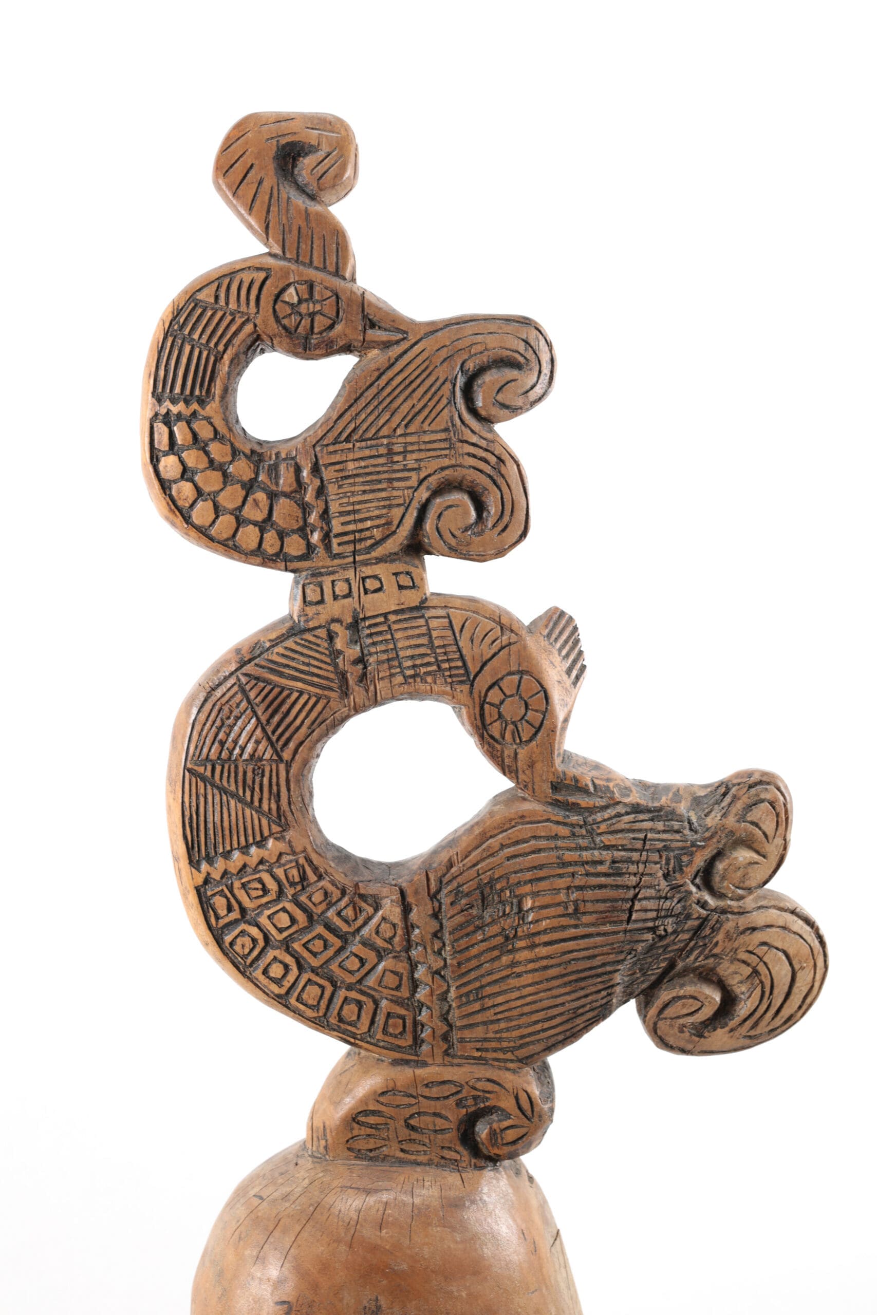 Voorouderbeeld Molukken met vogelkroon – houten voorouderbeeld Indonesië, missionariscollectie – detailfoto