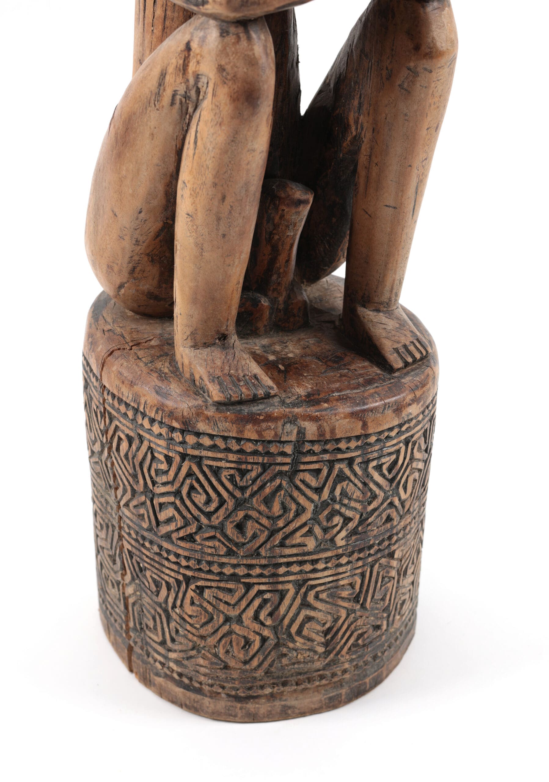 Voorouderbeeld Molukken met vogelkroon – houten voorouderbeeld Indonesië, missionariscollectie – detailfoto