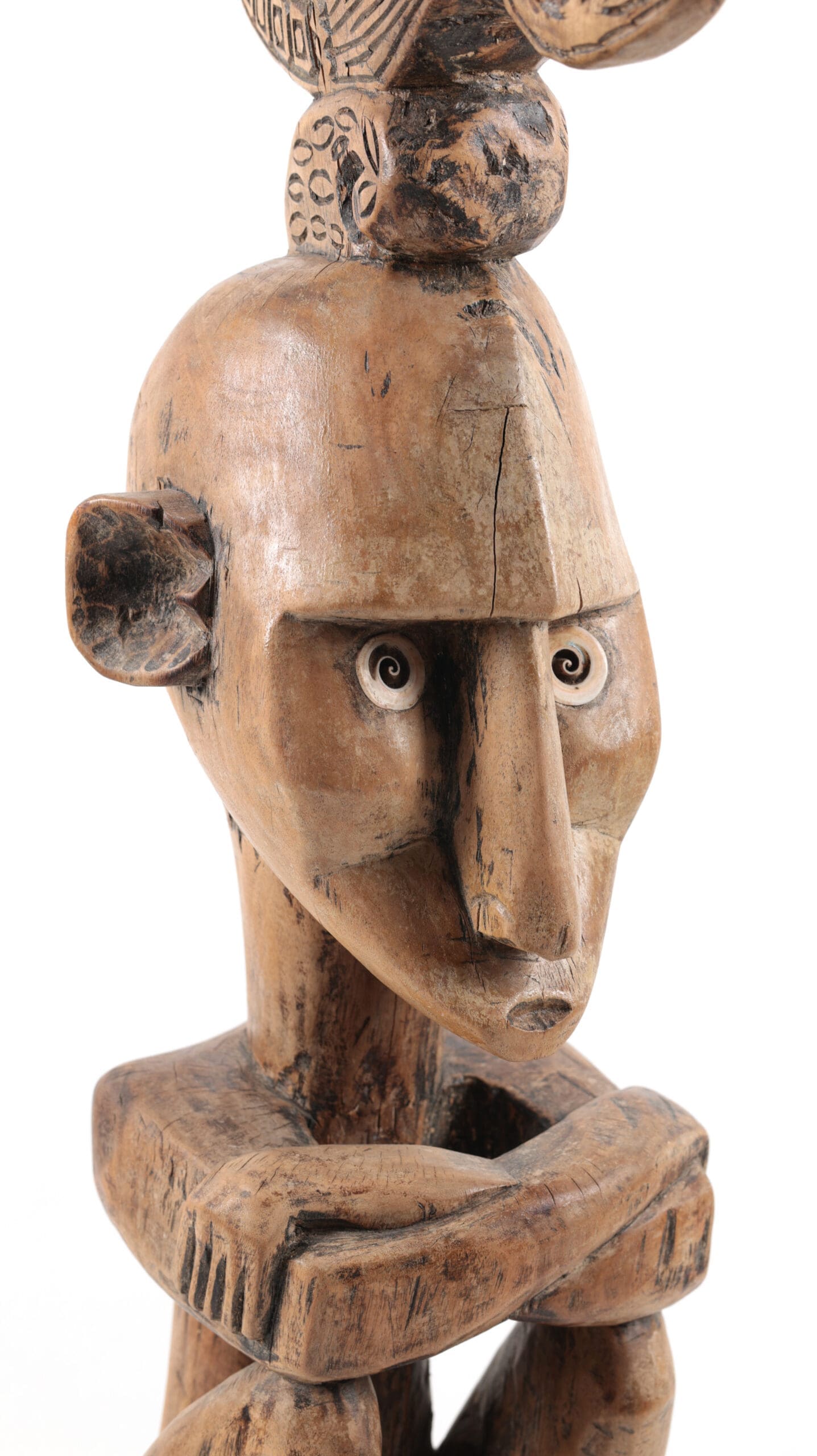 Voorouderbeeld Molukken met vogelkroon – houten voorouderbeeld Indonesië, missionariscollectie – detailfoto