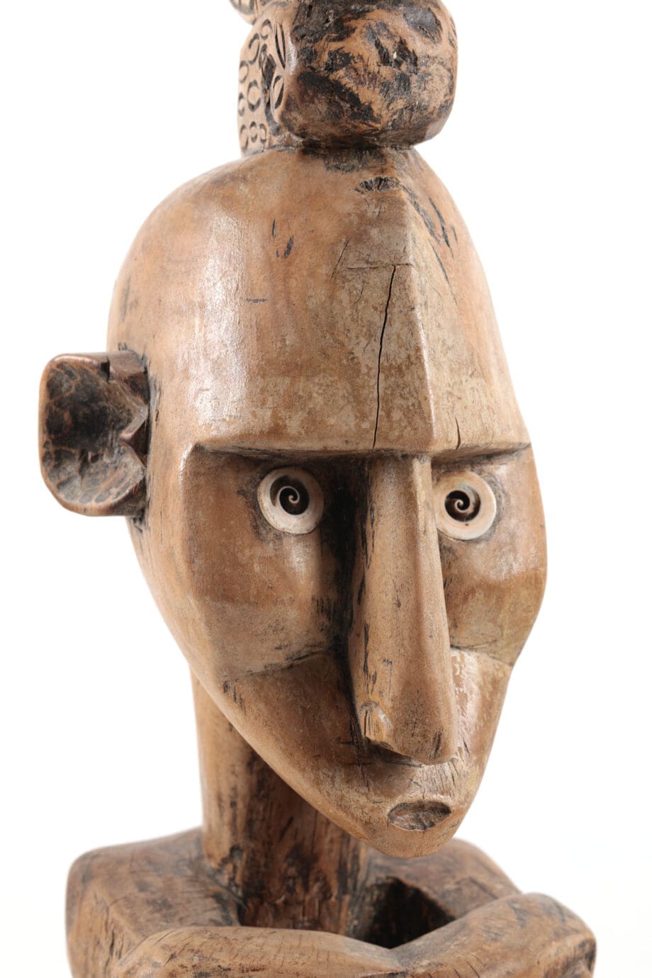 Voorouderbeeld Molukken met vogelkroon – houten voorouderbeeld Indonesië, missionariscollectie – Vergulde Kat