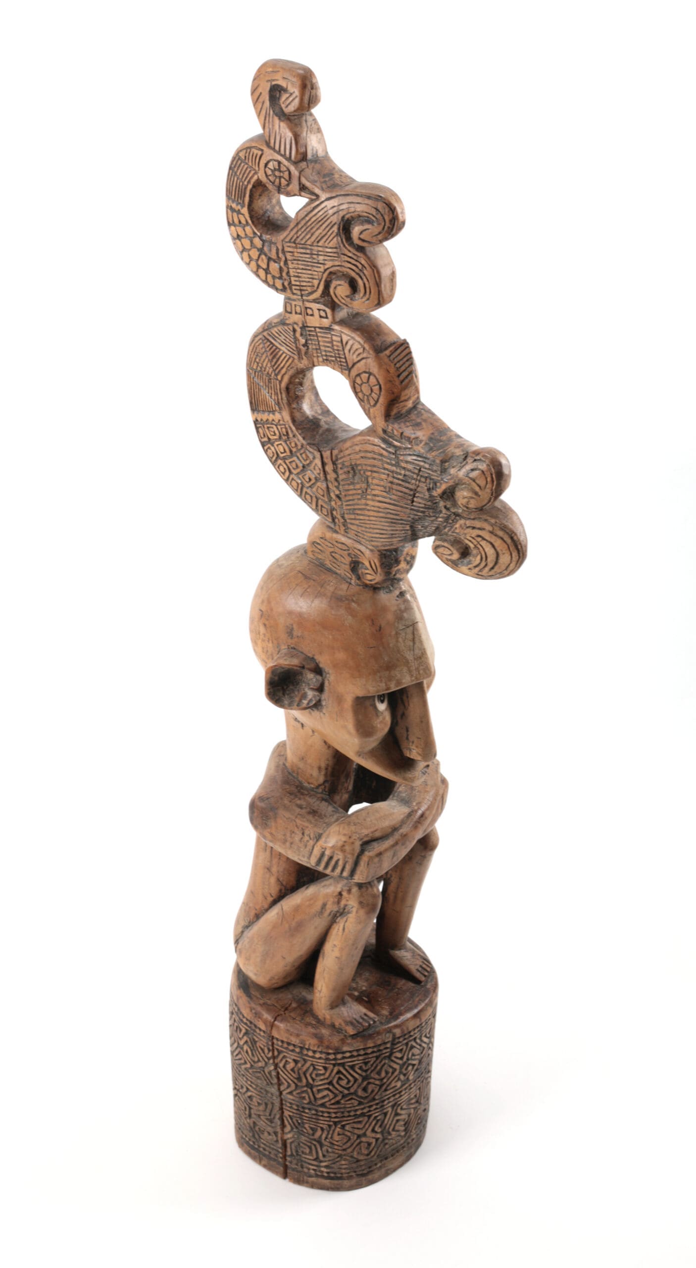 Voorouderbeeld Molukken met vogelkroon – houten voorouderbeeld Indonesië, missionariscollectie – detailfoto