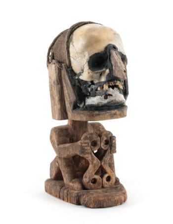 Korwar skull figure Papoea (Irian Jaya) – wooden ancestral sculpture with skull – close-up photo