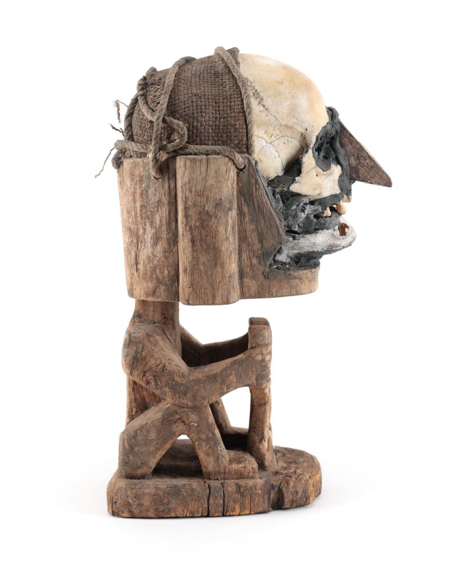 Korwar skull figure Papoea (Irian Jaya) – wooden ancestral sculpture with a skull – Vergulde Kat