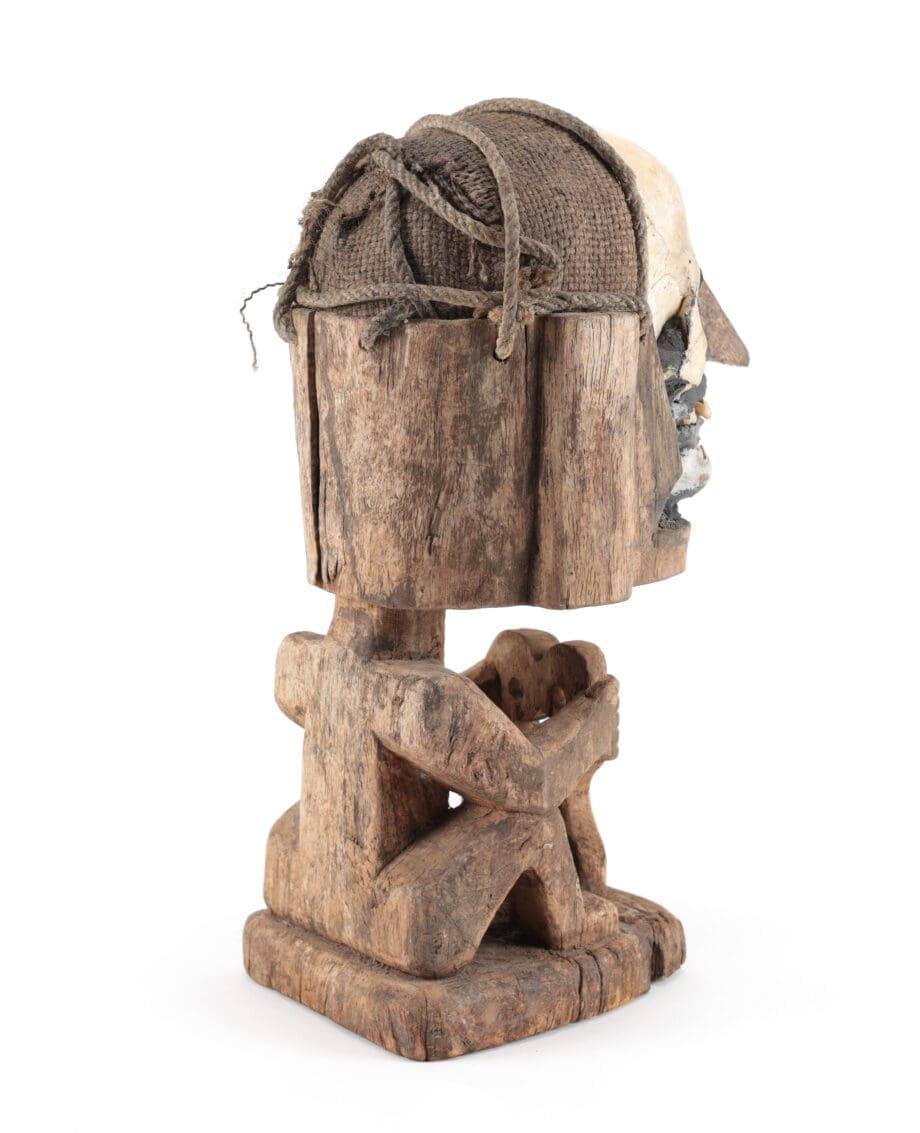Korwar skull figure Papoea (Irian Jaya) – wooden ancestral sculpture with a skull – Vergulde Kat
