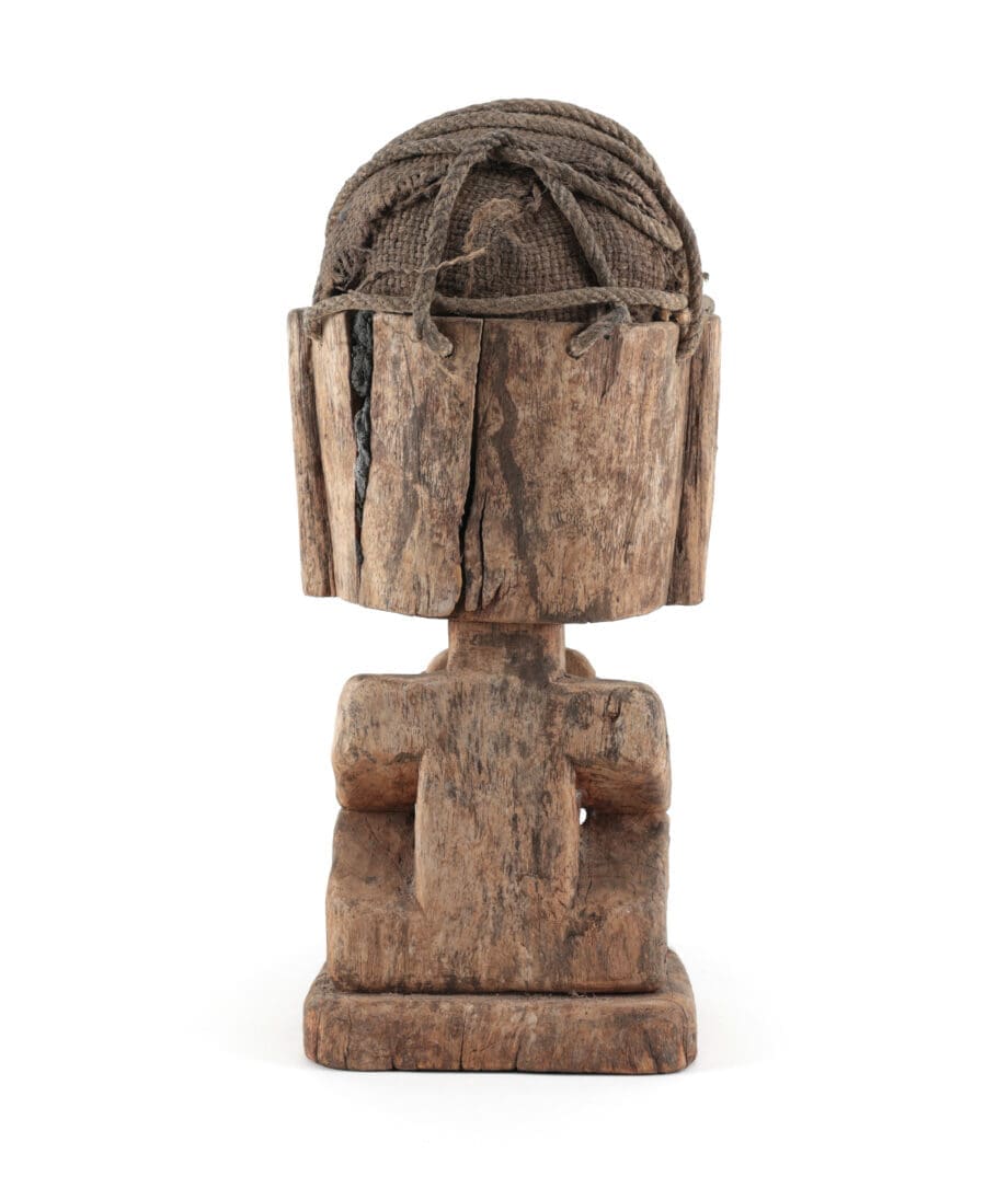 Korwar skull figure Papoea (Irian Jaya) – wooden ancestral sculpture with a skull – Vergulde Kat