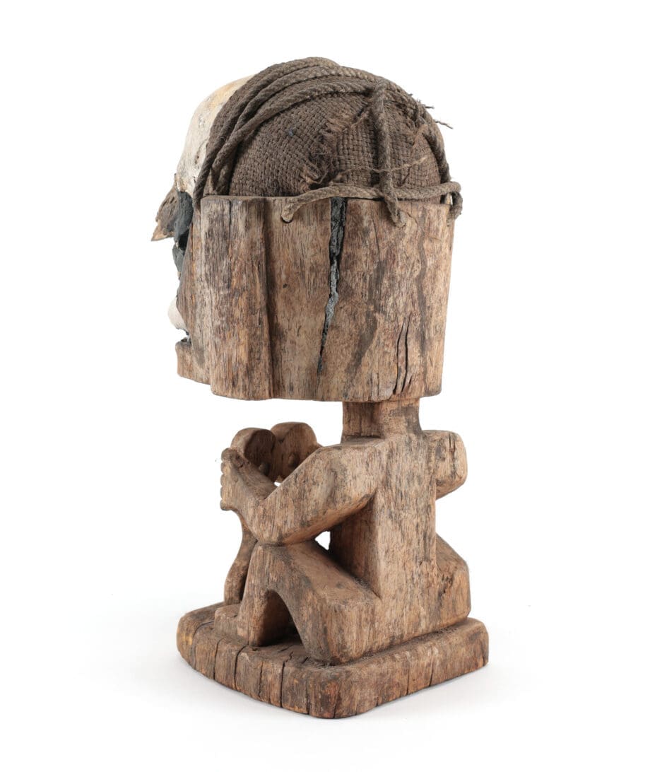 Korwar skull figure Papoea (Irian Jaya) – wooden ancestral sculpture with a skull – Vergulde Kat