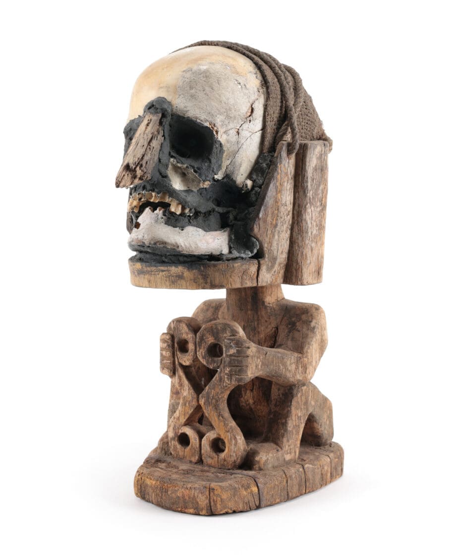 Korwar skull figure Papoea (Irian Jaya) – wooden ancestral sculpture with a skull – Vergulde Kat
