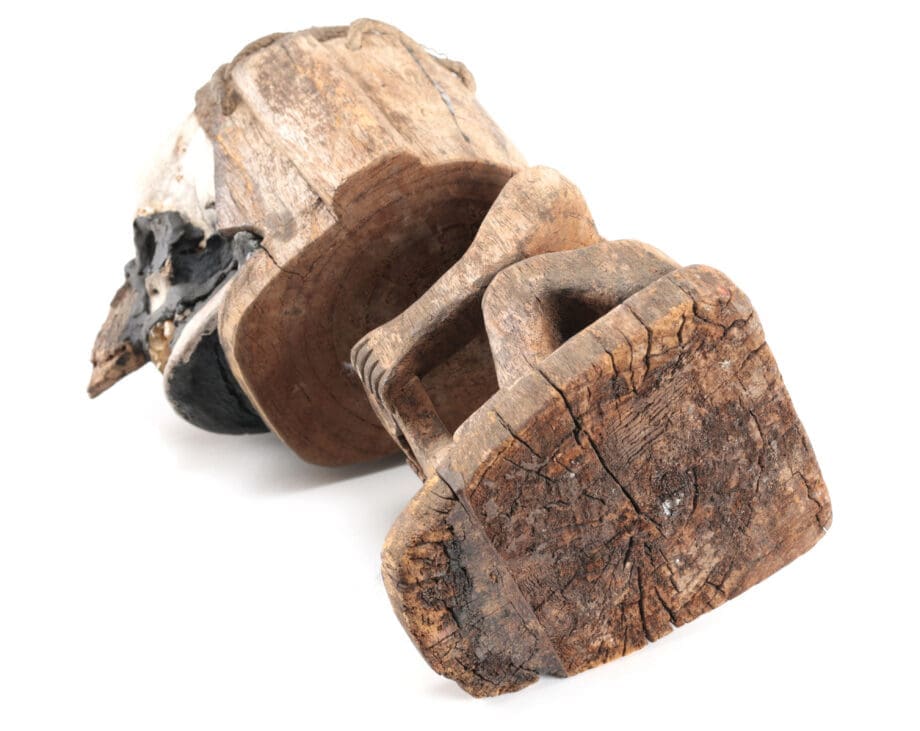 Korwar skull figure Papoea (Irian Jaya) – wooden ancestral sculpture with a skull – Vergulde Kat