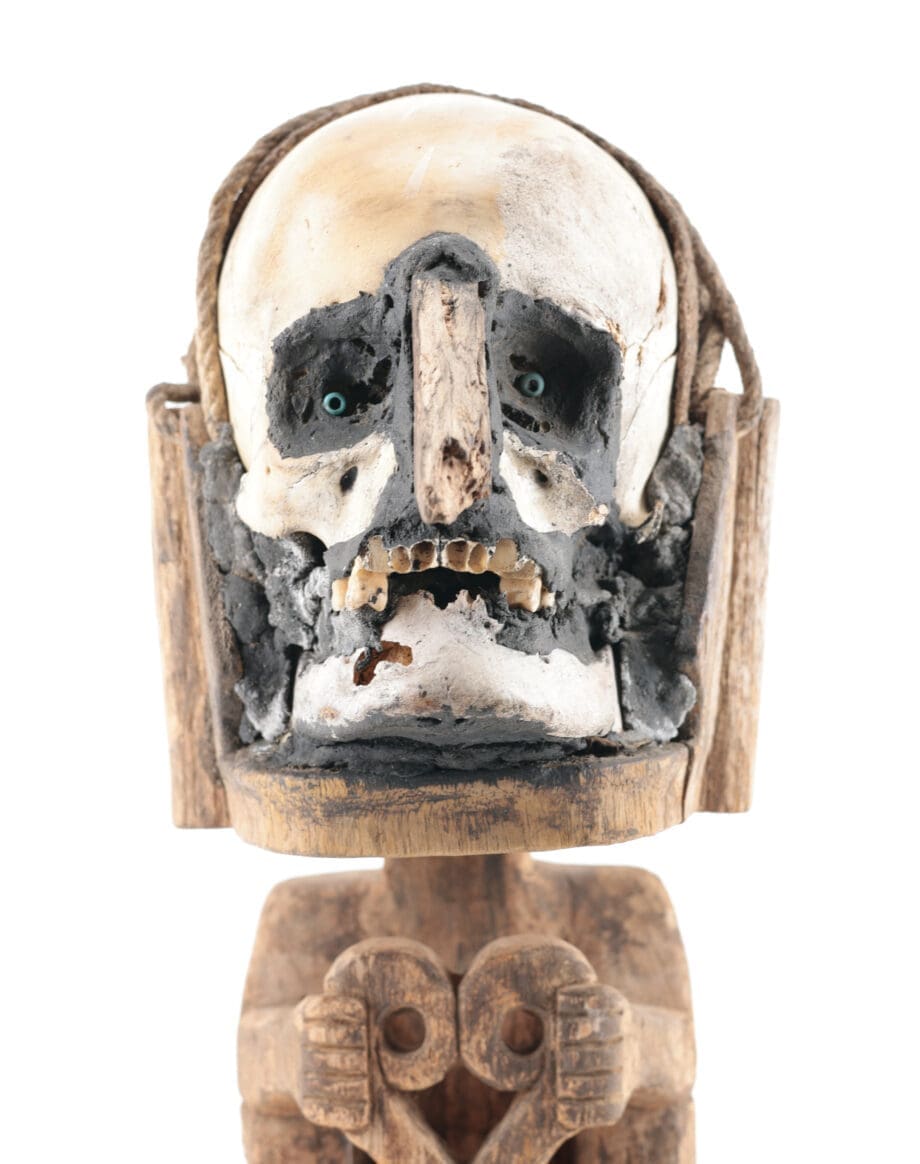 Korwar skull figure Papoea (Irian Jaya) – wooden ancestral sculpture with a skull – Vergulde Kat