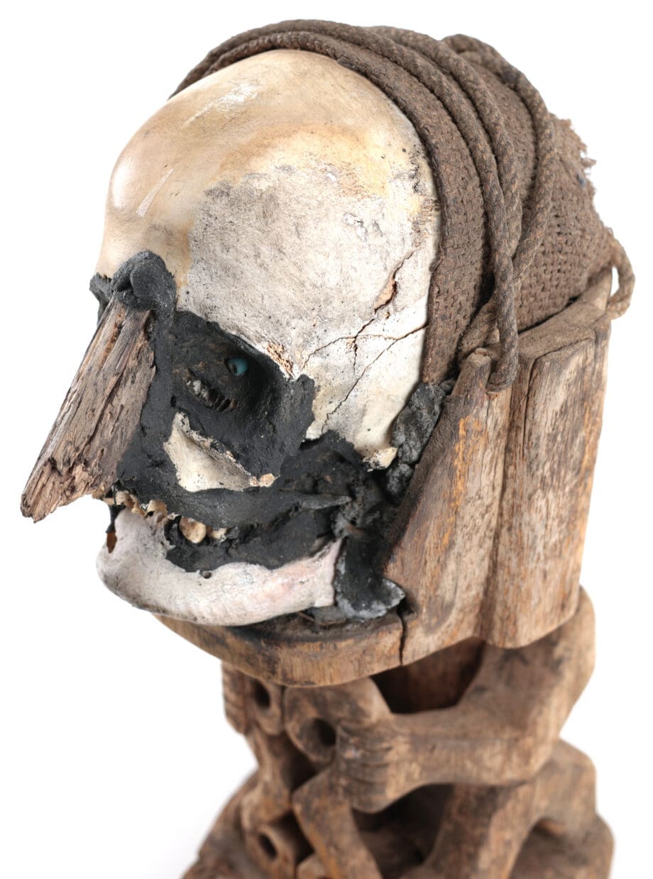 Korwar skull figure Papoea (Irian Jaya) – wooden ancestral sculpture with a skull – Vergulde Kat