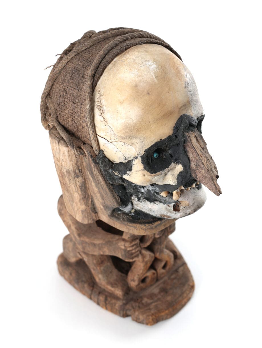 Korwar skull figure Papoea (Irian Jaya) – wooden ancestral sculpture with a skull – Vergulde Kat