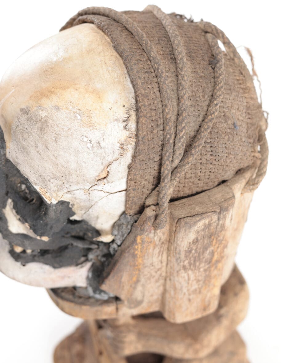 Korwar skull figure Papoea (Irian Jaya) – wooden ancestral sculpture with a skull – Vergulde Kat