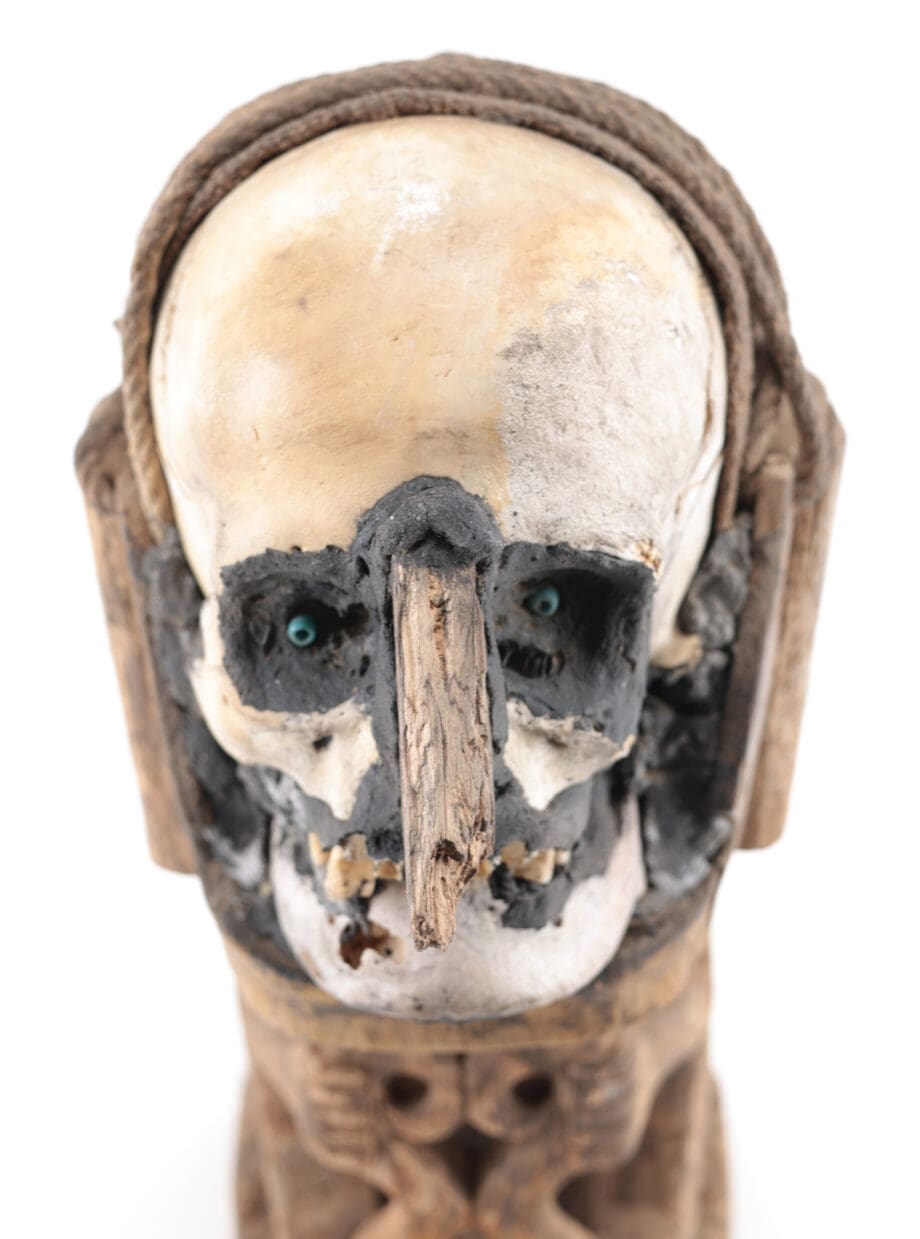 Korwar skull figure Papoea (Irian Jaya) – wooden ancestral sculpture with a skull – Vergulde Kat