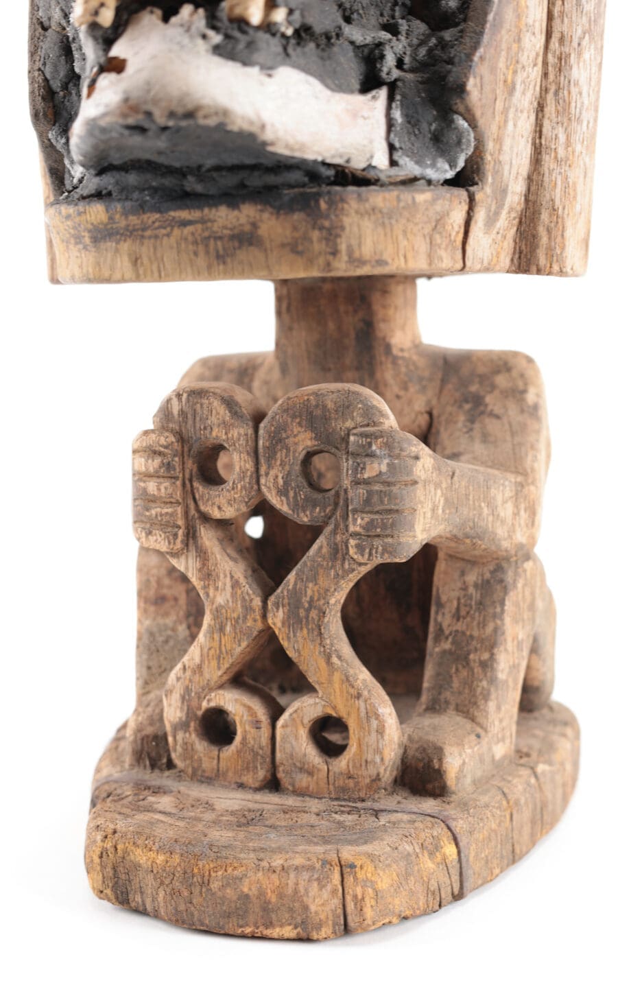 Korwar skull figure Papoea (Irian Jaya) – wooden ancestral sculpture with a skull – Vergulde Kat