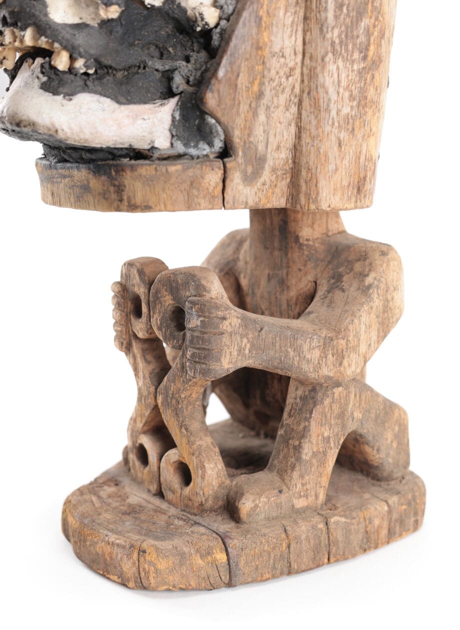 Korwar skull figure Papoea (Irian Jaya) – wooden ancestral sculpture with a skull – Vergulde Kat