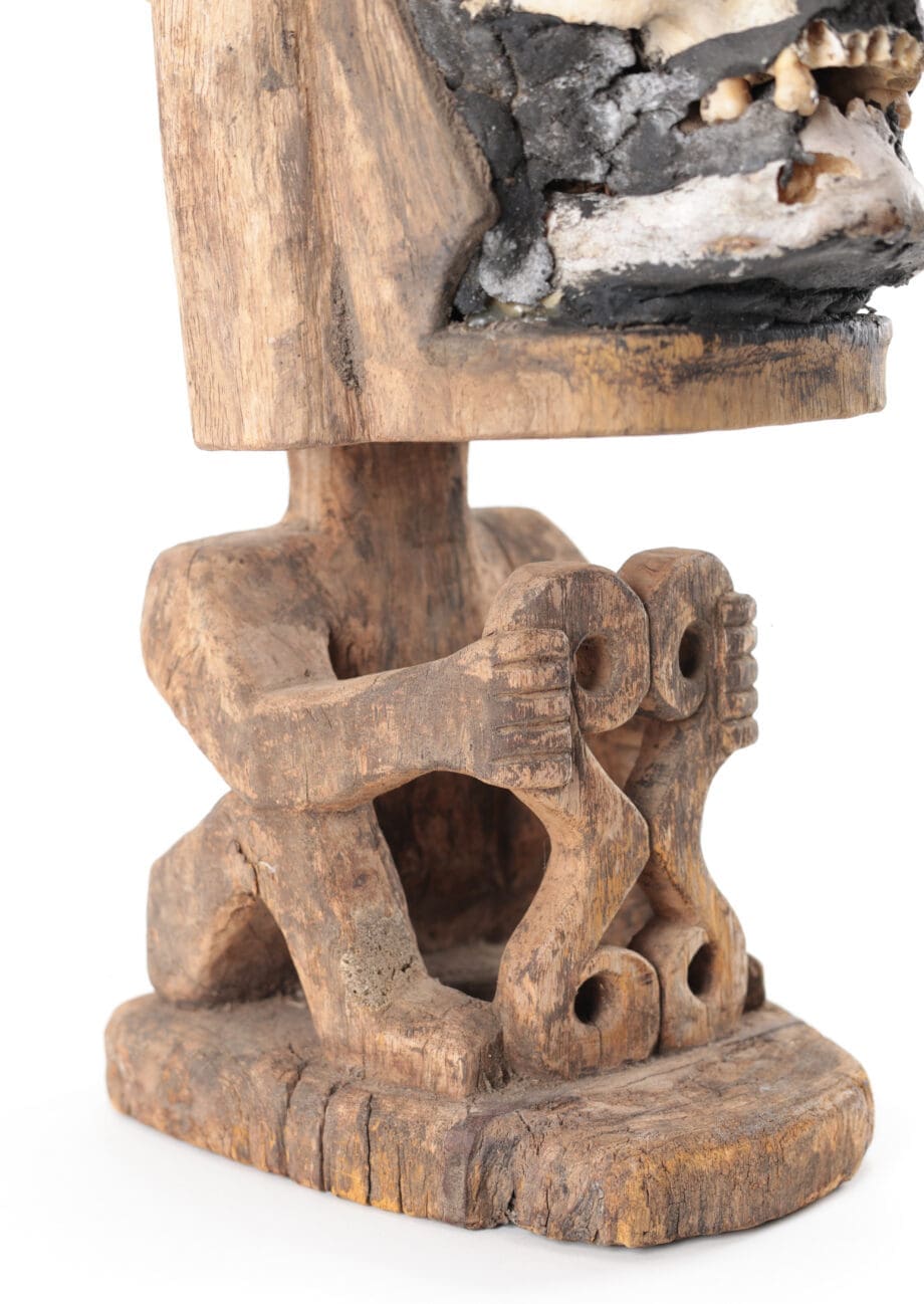 Korwar skull figure Papoea (Irian Jaya) – wooden ancestral sculpture with a skull – Vergulde Kat