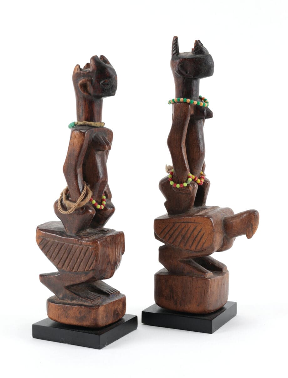 Coppia di gemelli Hohovi su galli, Adja/Fon, Benin, 1925–1930 circa – Vergulde Kat