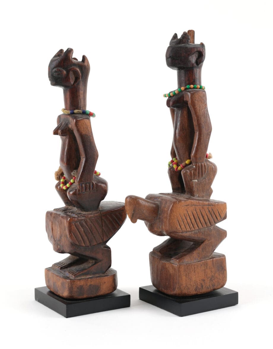 Coppia di gemelli Hohovi su galli, Adja/Fon, Benin, 1925–1930 circa – Vergulde Kat