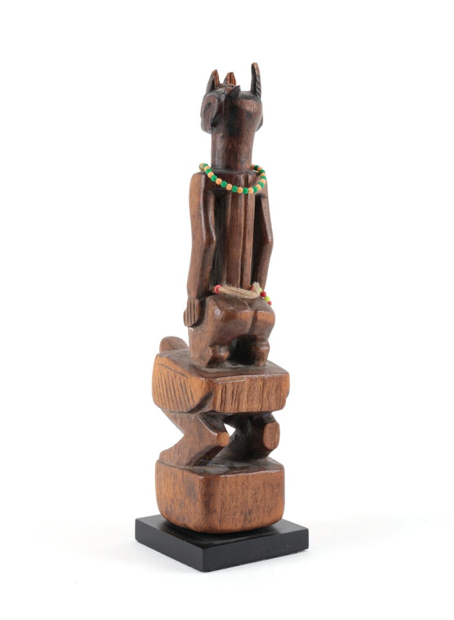 Coppia di gemelli Hohovi su galli, Adja/Fon, Benin, 1925–1930 circa – Vergulde Kat