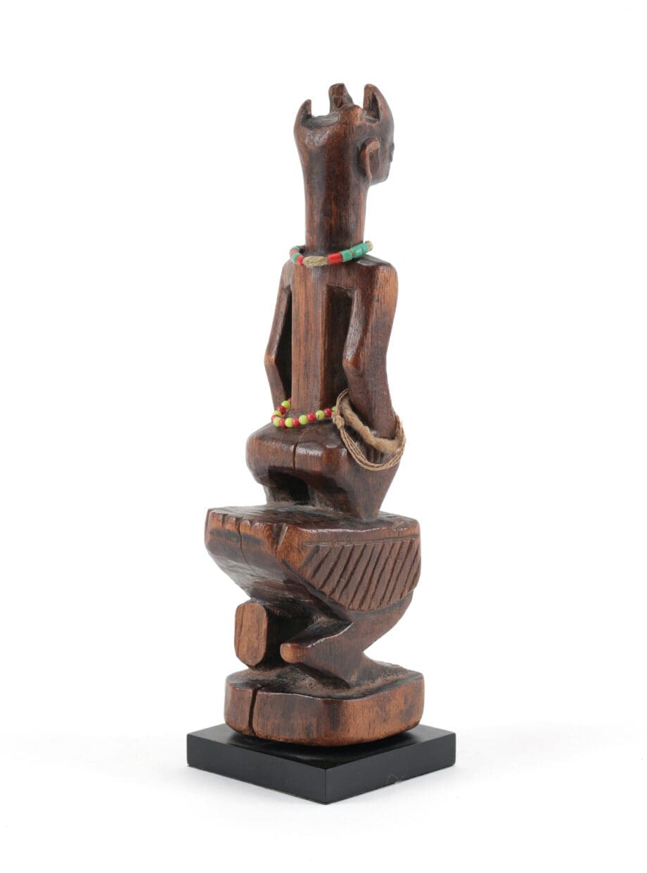Coppia di gemelli Hohovi su galli, Adja/Fon, Benin, 1925–1930 circa – Vergulde Kat
