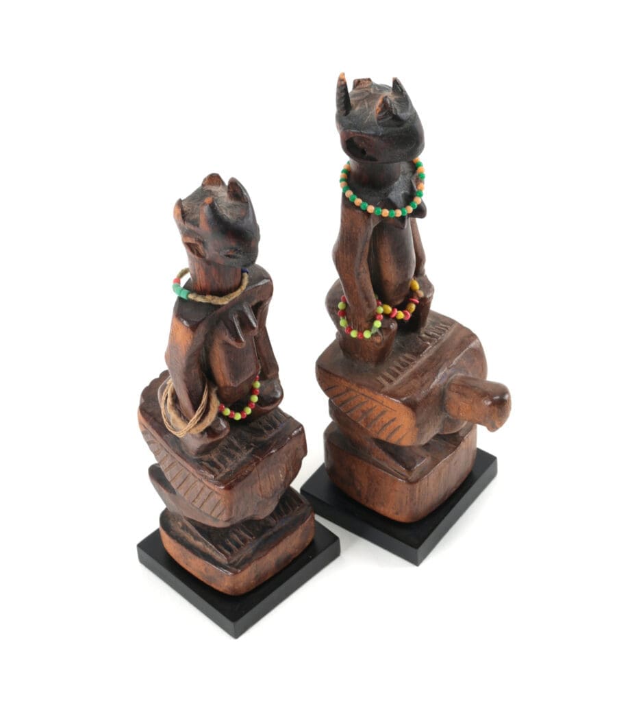 Coppia di gemelli Hohovi su galli, Adja/Fon, Benin, 1925–1930 circa – Vergulde Kat