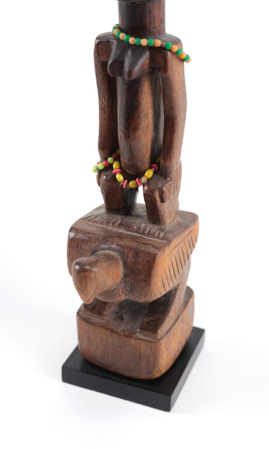 Coppia di gemelli Hohovi su galli, Adja/Fon, Benin, 1925–1930 circa – Vergulde Kat