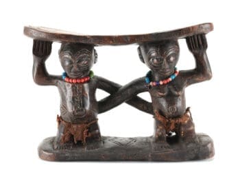 Luba neksteun met twee vrouwelijke figuren, D.R. Congo, ca. 1930 – detailfoto