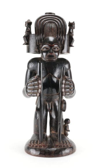 Chokwe sculptuur van Chibinda Ilunga met drie figuren, Congo, ca. 1950 – detailfoto