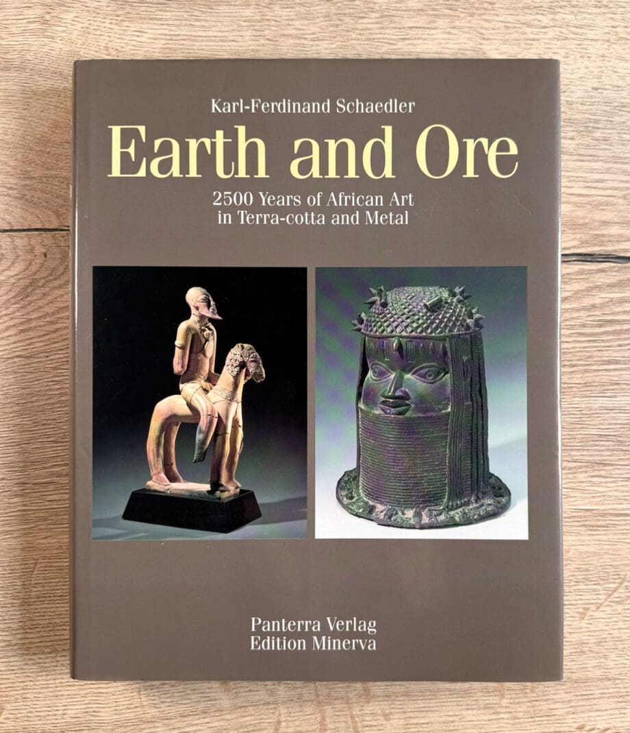 Earth and Ore – 2500 anni di arte africana – Karl-Ferdinand Schädler (ISBN 9783932353147) – Vergulde Kat