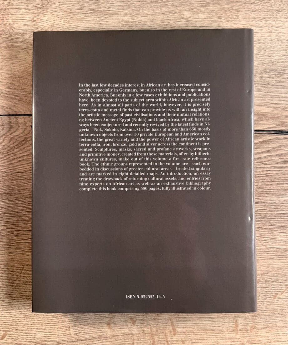 Earth and Ore – 2500 anni di arte africana – Karl-Ferdinand Schädler (ISBN 9783932353147) – Vergulde Kat