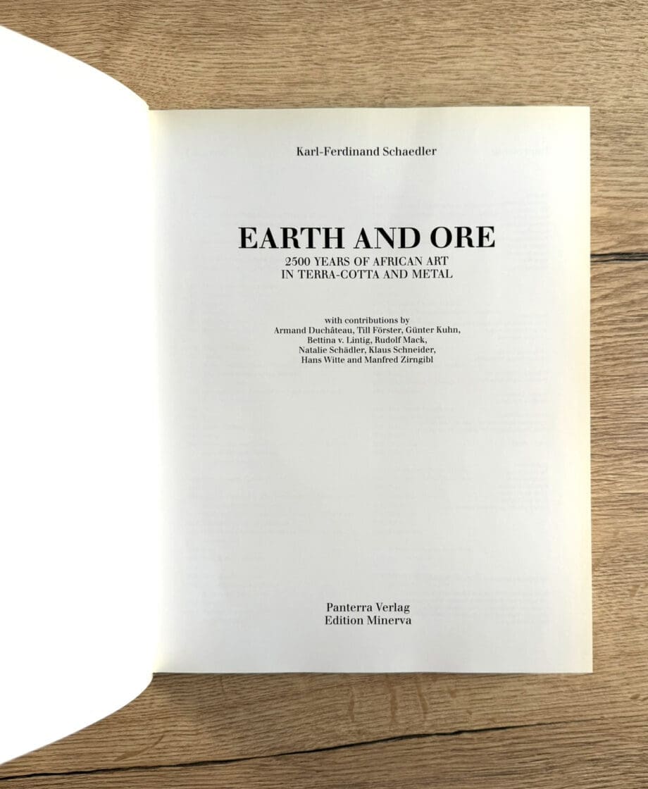 Earth and Ore – 2500 anni di arte africana – Karl-Ferdinand Schädler (ISBN 9783932353147) – Vergulde Kat