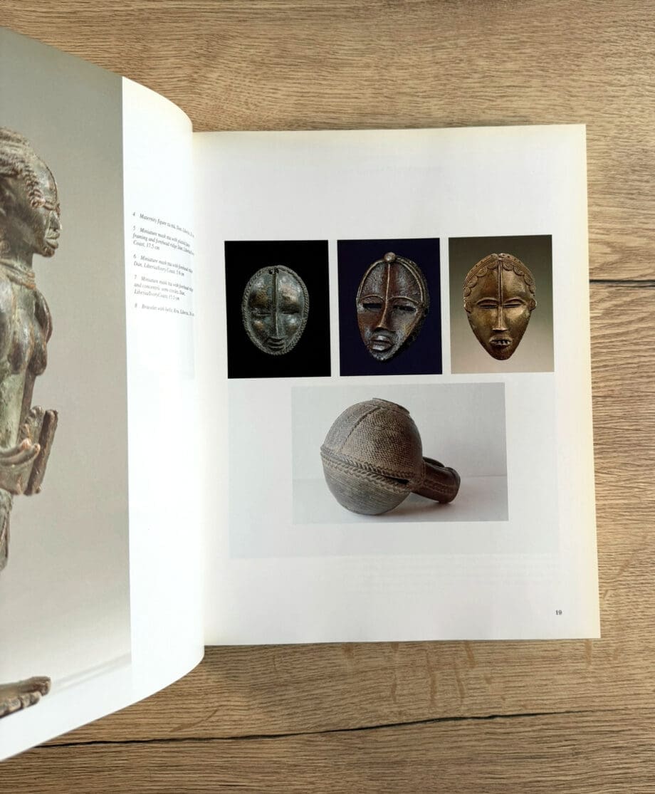 Earth and Ore – 2500 anni di arte africana – Karl-Ferdinand Schädler (ISBN 9783932353147) – Vergulde Kat