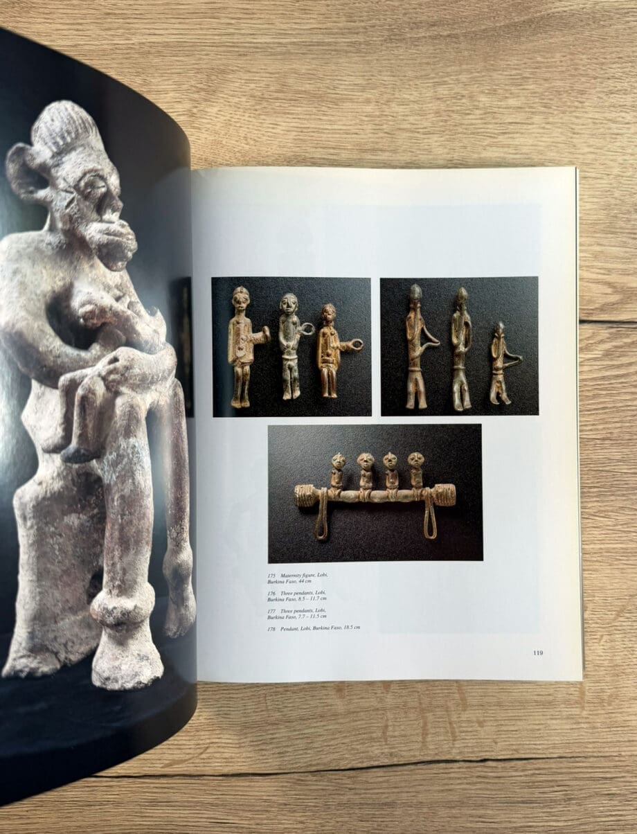 Earth and Ore – 2500 anni di arte africana – Karl-Ferdinand Schädler (ISBN 9783932353147) – Vergulde Kat