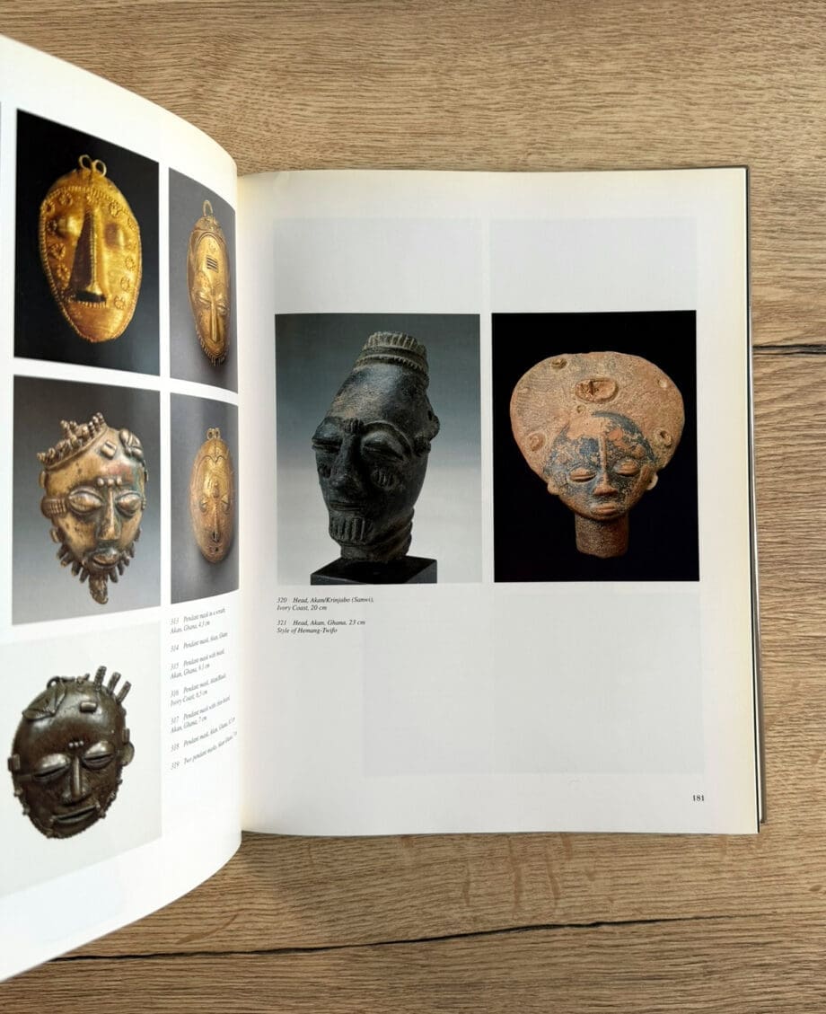 Earth and Ore – 2500 anni di arte africana – Karl-Ferdinand Schädler (ISBN 9783932353147) – Vergulde Kat