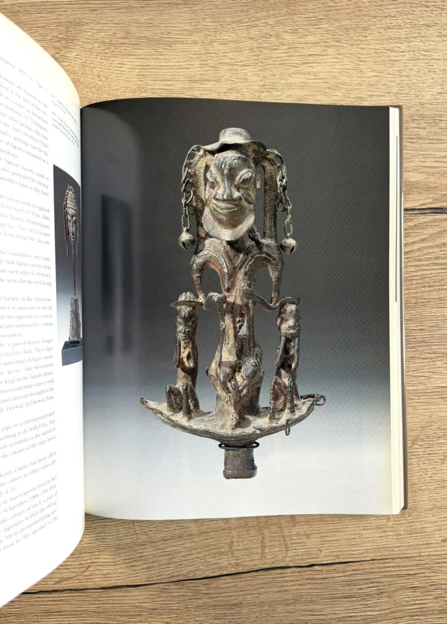 Earth and Ore – 2500 anni di arte africana – Karl-Ferdinand Schädler (ISBN 9783932353147) – Vergulde Kat