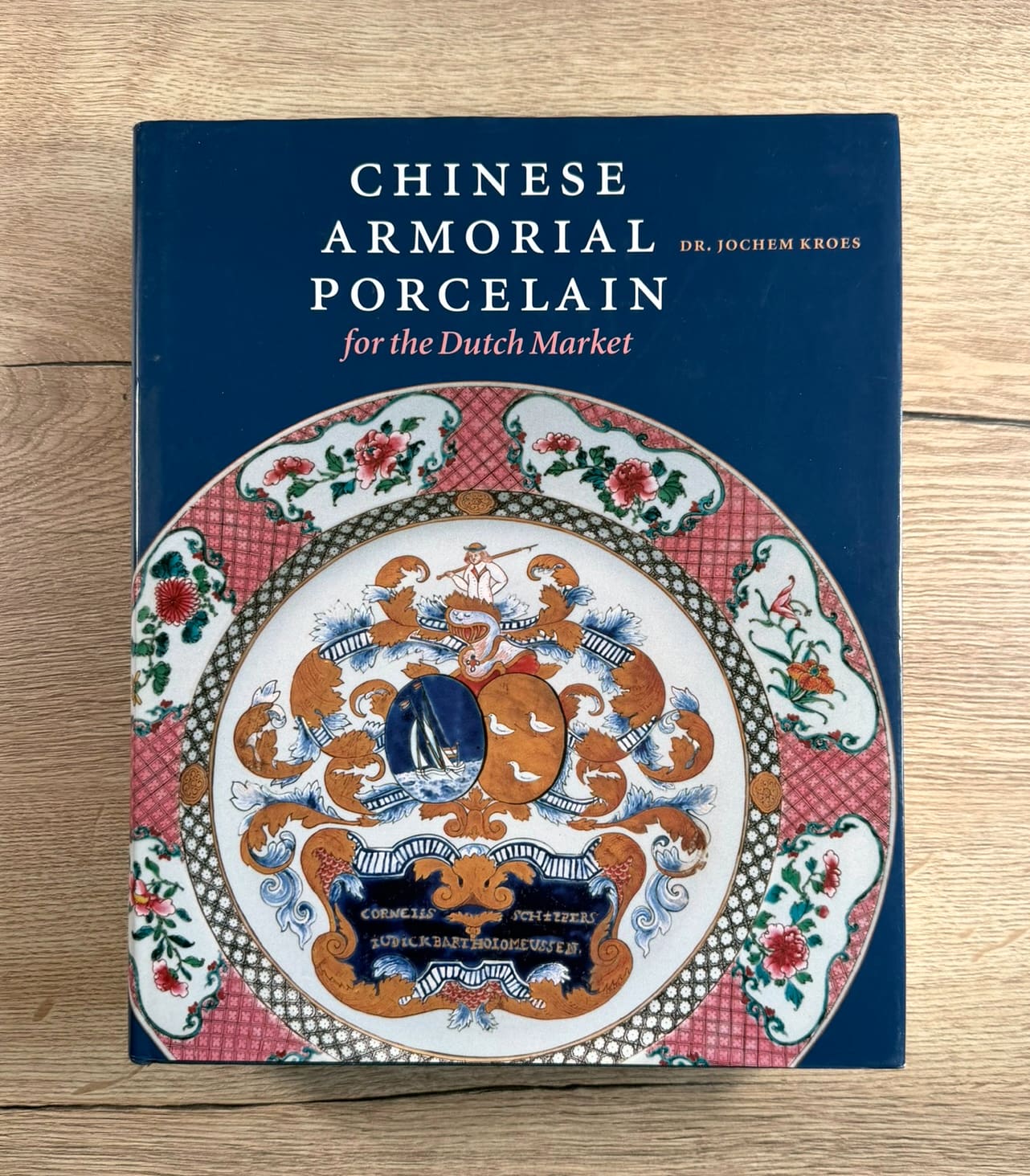 Porcelana heráldica china para el mercado holandés – Jochem Kroes (ISBN 9789040083310) – foto de detalle